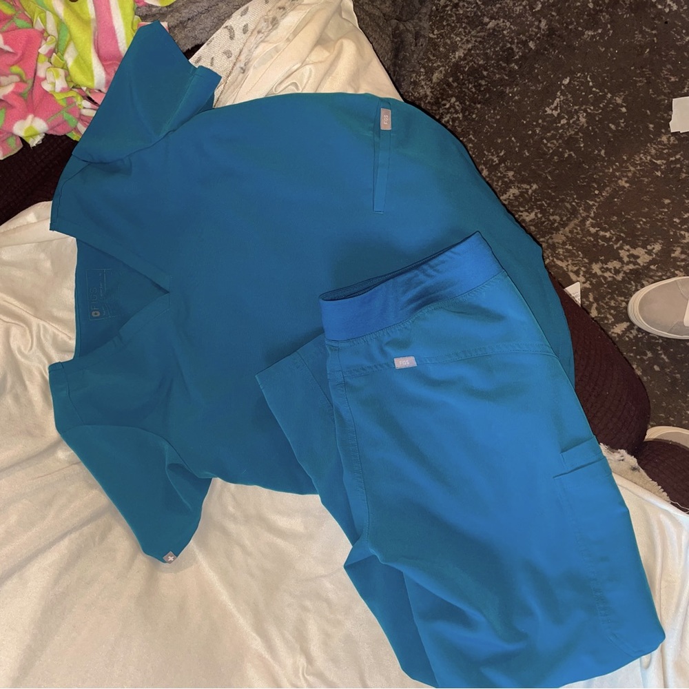 SOLD Figs pacific blue scrub set size medium
